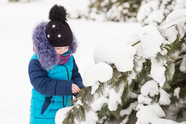 Retrato de uma menina na floresta de inverno — Fotografia de Stock