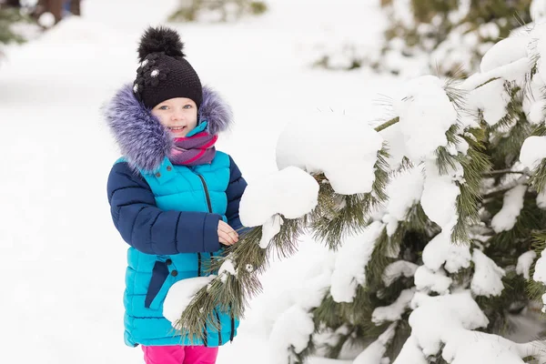 Retrato de uma menina na floresta de inverno — Fotografia de Stock