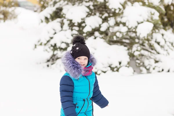 Retrato de uma menina na floresta de inverno — Fotografia de Stock