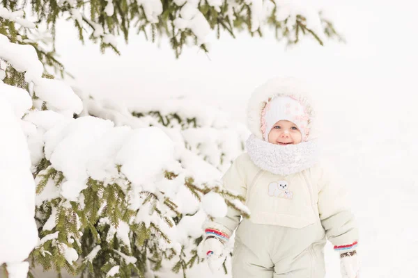 Retrato de uma menina na floresta de inverno — Fotografia de Stock