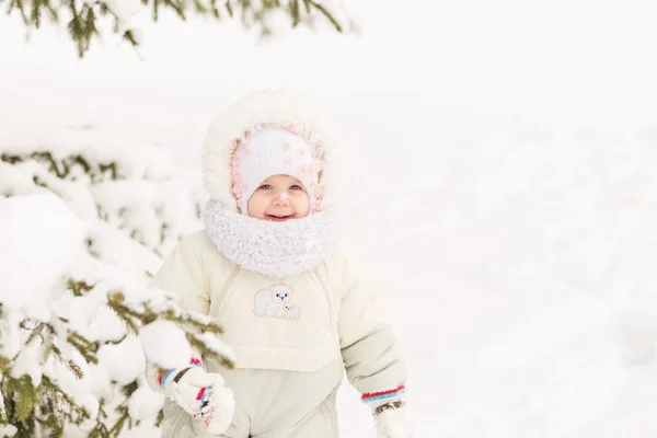 Retrato de uma menina na floresta de inverno — Fotografia de Stock