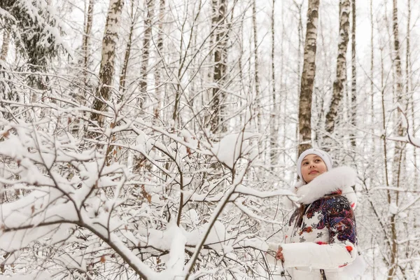Мила дівчина грає в зимовому лісі . — стокове фото