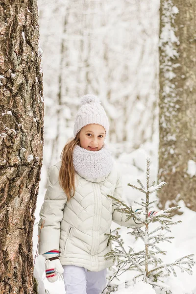 Menina bonito jogar em uma floresta de inverno . — Fotografia de Stock
