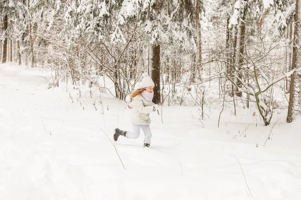 Dwie dziewczyny gra w zimowym lesie. — Zdjęcie stockowe