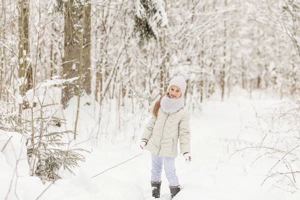 Мила дівчина грає в зимовому лісі . — стокове фото