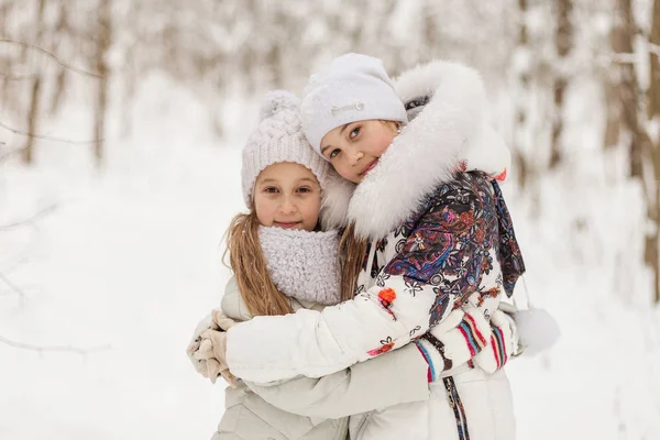 Bir kış ormanda oynayan iki kız arkadaşım. 