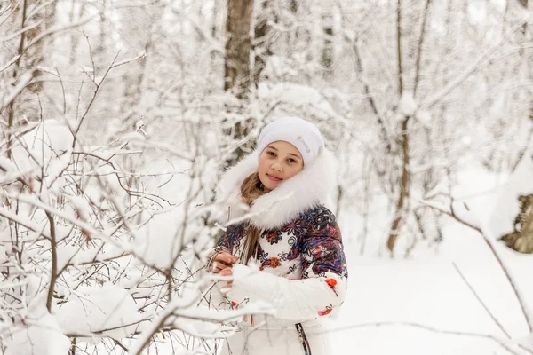 Ładna dziewczyna gra w zimowym lesie. — Zdjęcie stockowe