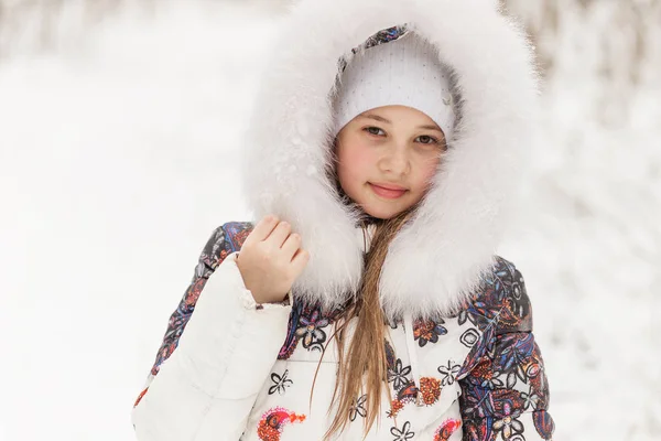 Söt flicka som leker i en vinter skog. — Stockfoto