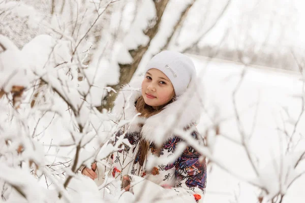 Linda chica jugando en un bosque de invierno . — Foto de Stock