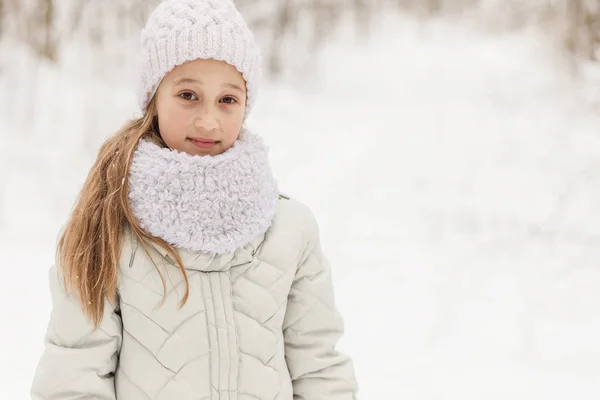 Menina bonito jogar em uma floresta de inverno . — Fotografia de Stock