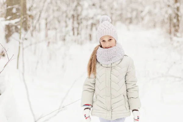 Cute girl playing in a winter forest. — Stock Photo, Image