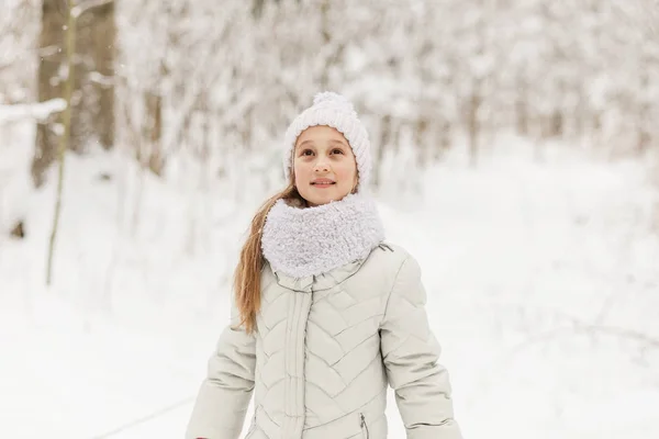 Cute girl playing in a winter forest. — Stock Photo, Image