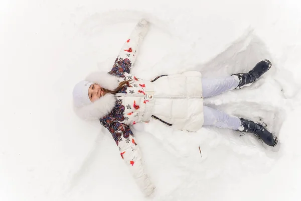 Cute girl playing in a winter forest. — Stock Photo, Image