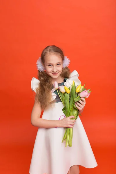 チューリップの花束を持つ美しい女の子 — ストック写真