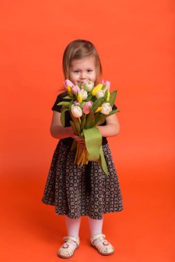 Bir buket lale ile güzel bir kız 