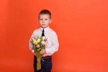 Kırmızı bir arka plan üzerinde stüdyoda poz çiçekli küçük çocuk