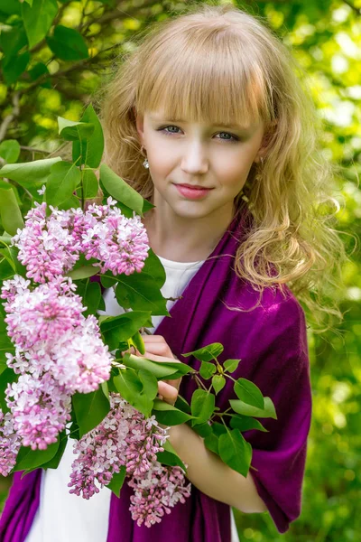 Chica rubia en jardín lila — Foto de Stock