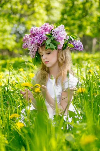 Dziewczyna w ogrodzie bzu — Zdjęcie stockowe