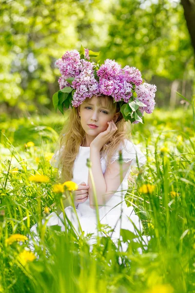 Fille dans le jardin lilas — Photo