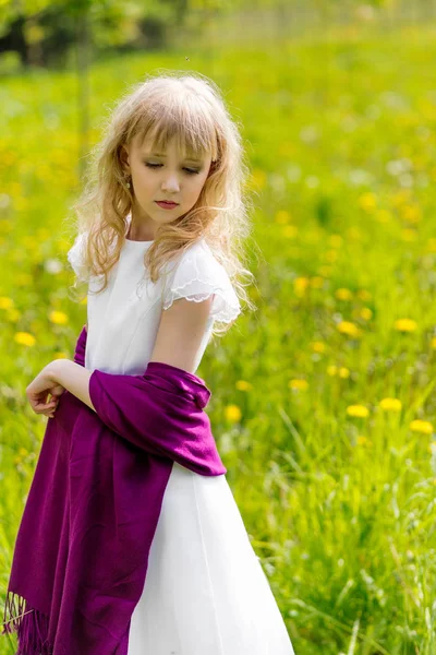 Mignon jeune fille blonde en plein air en été — Photo