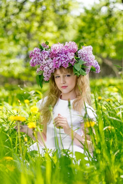 Fille dans le jardin lilas — Photo