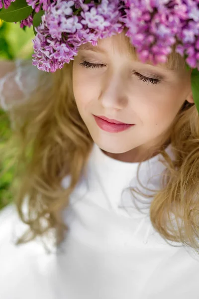 Chica en jardín lila — Foto de Stock