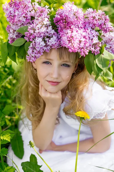 Mädchen im fliederfarbenen Garten — Stockfoto