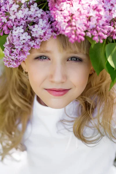 Menina no jardim lilás — Fotografia de Stock