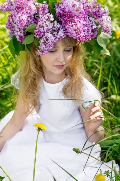 Fille dans le jardin lilas — Photo