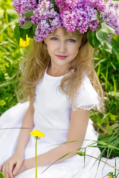 Ragazza nel giardino lilla — Foto Stock