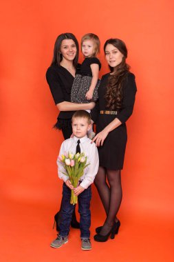 Bir buket çiçek ile kardeşi ile güzel kız kardeşi