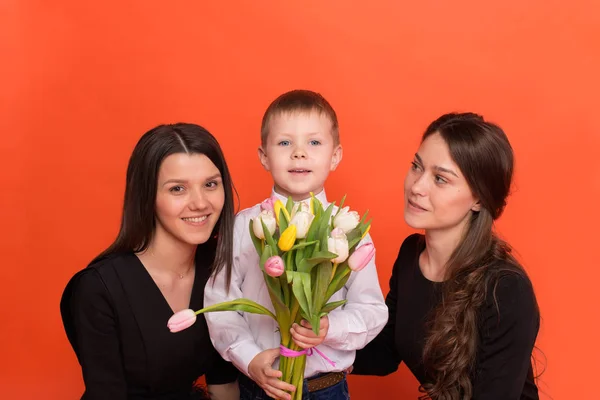 Bela irmã com irmão com um buquê de flores — Fotografia de Stock