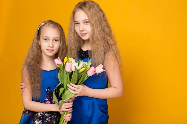 Δύο όμορφη νεαρή κοπέλα με ένα μπουκέτο λουλούδια — Φωτογραφία Αρχείου