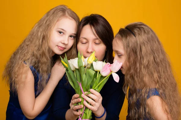 Hijas Deseo a mamá un feliz ramo de flores —  Fotos de Stock