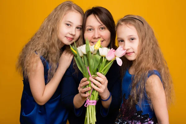 Töchter wünschen Mama einen frohen Feiertag Blumenstrauß — Stockfoto