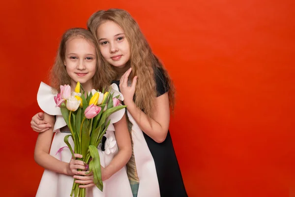 Δύο όμορφη νεαρή κοπέλα με ένα μπουκέτο λουλούδια — Φωτογραφία Αρχείου