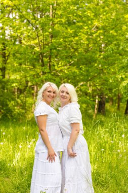 Büyük bir aile doğada dinleniyor