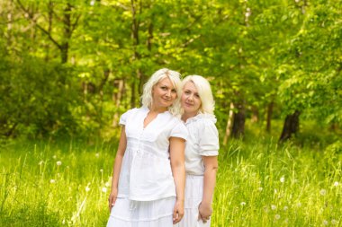 Büyük bir aile doğada dinleniyor