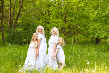 Büyük bir aile doğada dinleniyor