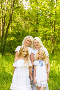 Büyük bir aile doğada dinleniyor