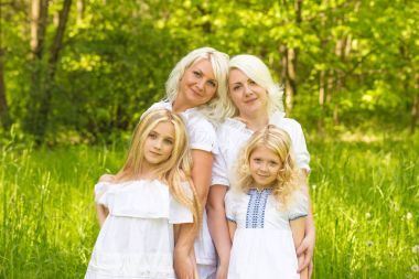 Büyük bir aile doğada dinleniyor