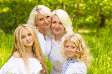 Büyük bir aile doğada dinleniyor