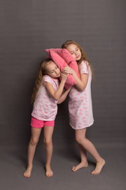 Yatmadan önce iki güzel kız pembe pijama oynamak