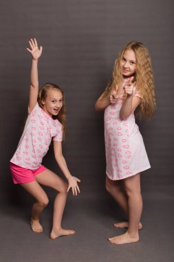 Yatmadan önce iki güzel kız pembe pijama oynamak