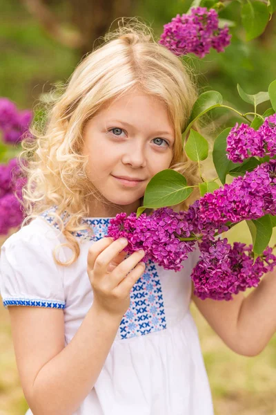 Retrato de una rubia en lila — Foto de Stock
