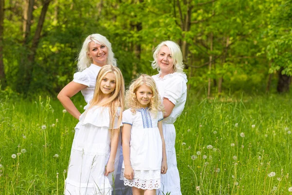 Büyük bir aile doğada dinleniyor