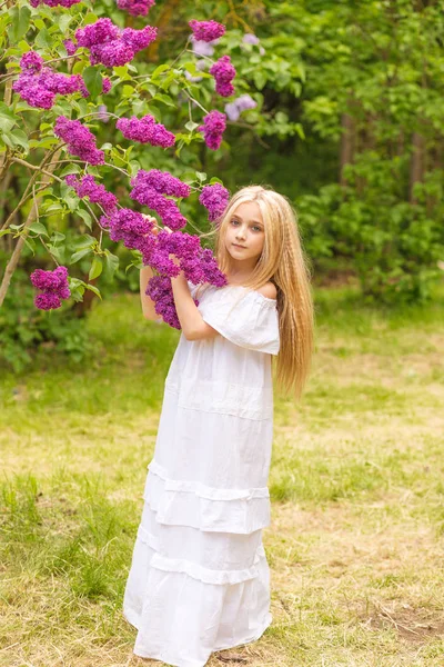 Portrait d'une blonde dans un lilas — Photo
