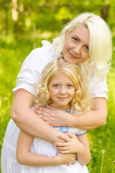 Eine große Familie ruht in der Natur — Stockfoto