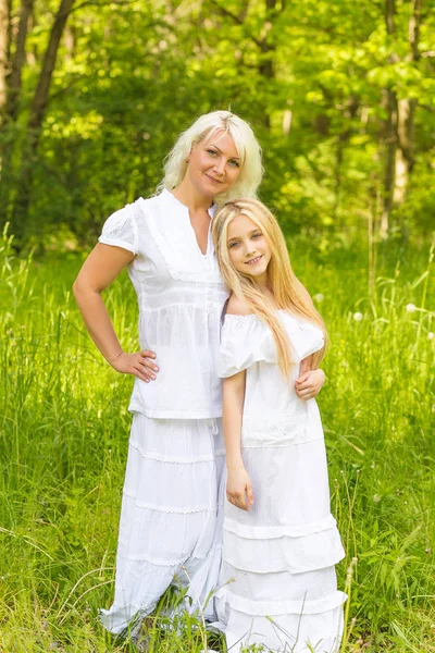 Eine große Familie ruht in der Natur — Stockfoto