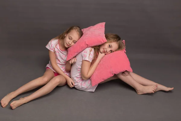 Yatmadan önce iki güzel kız pembe pijama oynamak